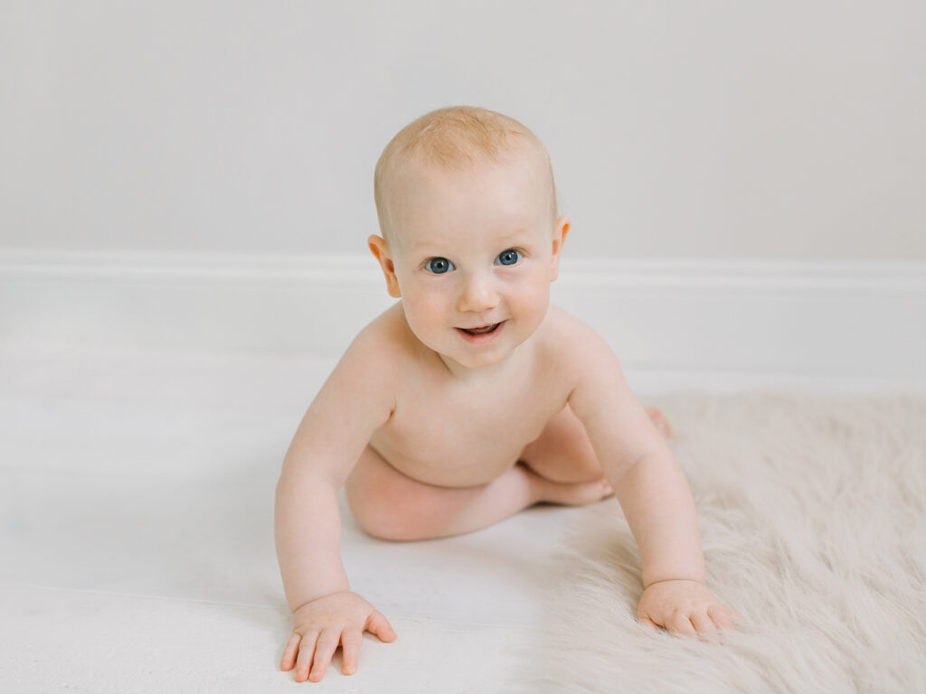A baby sitting up all by himself during his six month sitter session with Camarillo baby photographer Daniele Rose.